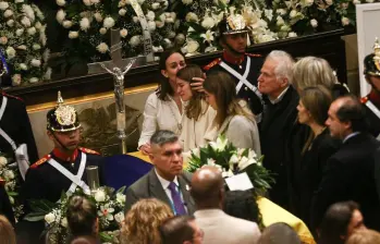 La familia de Miguel Uribe acompaña sus restos en Cámara Ardiente en el Congreso. FOTO: COLPRENSA