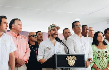 El presidente Abelardo De La Espriella participó el 29 de agosto en la “Gran velatón por las víctimas del terremoto”, realizada en la Plaza de Bolívar de Bogotá. FOTO: Colprensa.