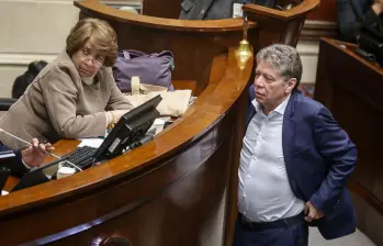 En la Plenaria del Senado del Congreso de la República se llevó a cabo una audiencia pública sobre la reforma laboral, previo al inicio del debate en la Comisión Cuarta del Senado. En la foto de izquierda a derecha: senadora Aida Avella y Bruce Mac Master, Presidente de la Andi. FOTO: Colprensa