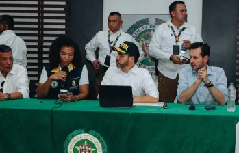 El presidente Abelardo de la Espriella anunció en Chocó un apoyo de $875.452 mensuales durante tres meses para familias que perdieron su vivienda o quedaron con casas inhabitables tras el terremoto del 10 de agosto. FOTO: Colprensa. 