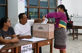 Los peruanos tendrán las urnas abiertas hasta las 6:00 p. m. hora local. Foto: AFP