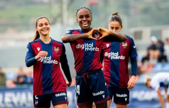 Ivonne Chacón (centro) ya suma 11 goles con Levante femenino entre la Liga F y la Copa de la Reina. FOTO: Tomada de X @LUDfemenino