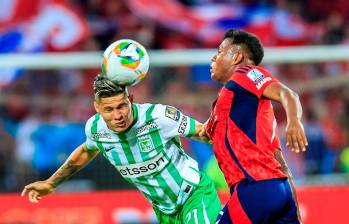 Jorman Campuzano (Nacional) y Leider Berrío disputando un balón en el clásico paisa. FOTO: Camilo Suárez