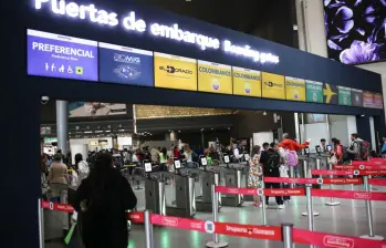 Aunque aún no han habido grandes afectaciones en los vuelos, la Aeronáutica Civil recomendó llegar a las terminales aéreas con anticipación. Foto: Colprensa
