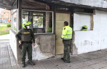 Los hombres lanzaron bombas ‘Molotov’ a la estructura, dejando a 15 policías casi calcinados luego de los hechos. Foto de referencia: Colprensa