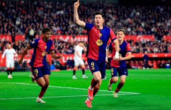 Robert Lewandowski festejando junto a Lamine Yamal (izquierda) y Gavi. FOTO: GETTY