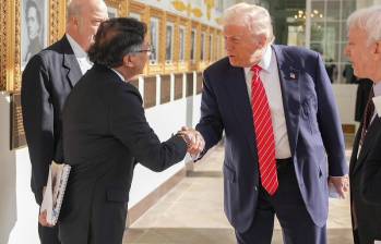 Gustavo Petro, presidente de Colombia, saludando al mandatario Donald Trump. A un lado de Petro está el embajador Daniel García Peña y en el otro Charlie, traductor certificado llevado por jefe de Estado colombiano. Foto: Presidencia.