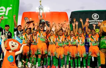 Los jugadores de Arauca celebran el título del Babyfútbol que cerró su edición 41 este viernes en la cancha Marte 1. FOTO CORTESÍA LOS PAISITAS