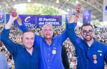 Cepeda (izquierda) lanzó su precandidatura desde la ciudad de Ibagué, en Tolima. Aspira a convencer las bases del Partido Conservador para ser el ungido de la colectividad. FOTO Cortesía