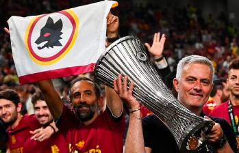 El entrenador portugués llevó al equipo romano a ganar la Conference League en 2022. FOTO: TOMADA DEL X DE @josemourinhotv