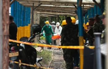 Este jueves, los organismos de socorro avanzaban en la evacuación de los cuerpos de los mineros que quedaron atrapados en la mina Nueva Nechí, en Amagá. FOTO: CARLOS VELÁSQUEZ