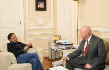 A la izquierda, el Presidente Gustavo Petro; a la derecha, el Encargado de Negocios de Estados Unidos en Colombia. FOTO: PRESIDENCIA