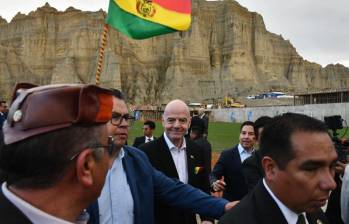 Gianni Infantino anunció desde La Paz la intención de darle la sede de un Mundial a Bolivia. Foto: AFP