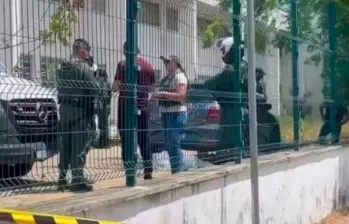 Los dos adolescentes quedaron sin vida en el estacionamiento de la escuela. Los criminales lograron escapar. FOTO: Captura de video