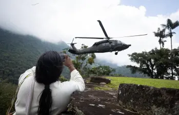 Indígena de la Sierra Nevada fotografiando un helicóptero. FOTO: COLPRENSA