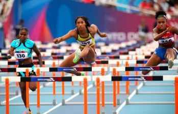 María Fernanda Murillo (centro), campeona centroamericana de los 100 metros vallas, sigue ampliando sus horizontes en el atletismo colombiano. FOTO: CORTESÍA JUEGOS CENTROAMERICANOS SANTO DOMINGO