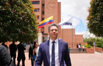Daniel Quintero saliendo de la sede del Consejo Nacional Electoral. FOTO: COLPRENSA