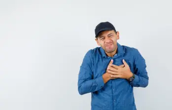 Especialistas del Hospital San Vicente Fundación Medellín advierten que las emociones intensas durante los partidos de fútbol pueden generar alteraciones cardiovasculares, especialmente en personas con antecedentes cardíacos. FOTO: Magnific.