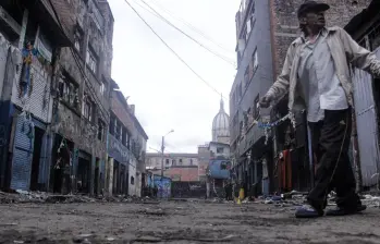 Una de las calles destruídas de el Bronx, en Bogotá; llena de tierra y edificios abandonados. FOTO: COLPRENSA