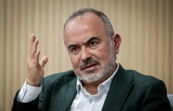 El ministro Jorge Iván Cuervo no estuvo de acuerdo con que se pidiera la necropsia de Kevin Acosta, quien murió luego de que la Nueva EPS por fallas en el suministro no le diera unos medicamentos para tratar la hemofilia. Foto: Colprensa