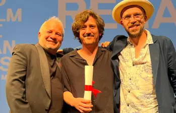 El productor Manuel Ruiz, el director Simón Mesa y el productor Juan Sarmiento recibiendo el Premio. FOTO Cortesía