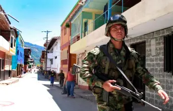 Tras la explosión, el Ejército hizo una inspección para detectar si había más explosivos sembrados. FOTO ARCHIVO EL COLOMBIANO