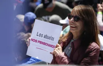 La reforma pensional cambia el modelo de pensión de millones de colombianos. Colpensiones será la única entidad que pague la pensión, combinando los aportes públicos y privados. FOTO: Colprensa.