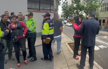 César Iván Araujo Córdova, de 46 años, fue capturado luego de haber ingresado al baño de un colegio disfrazado de mujer en Lima, Perú. Foto, municipalidad de Miraflores. 