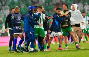Jugadores de Nacional y Millonarios se fueron a los empujones una vez Bismark Santiago pitó el final del partido que dejó a los capitalinos a un paso de la final. Foto: EL COLOMBIANO