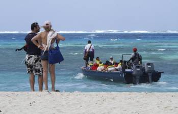 Tanto turistas nacionales como internacionales deben pagar la tarjeta de turismo para ingresar a la Isla de San Andrés, documento que aumentará de costo para este 2025. Foto: Robinson Sáenz Vargas