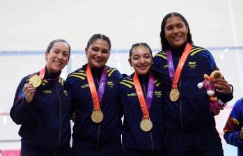 Mariana Pajón (izquierda) sumó oro en pista y mantiene vivo el reto de Los Ángeles 2028 junto a Juliana Gaviria, Manuela Loaiza y Stefany Cuadrado. FOTO COC