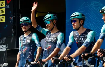 Santiago Buitrago, quien saluda en la imagen, cuenta con el respaldo de sus compañeros en el Tour Auvernia Ródano-Alpes. FOTO X-Bahrain
