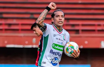 El delantero Dayro Moreno se convirtió en el primer futbolista criollo que logra marcar al menos un gol durante 23 años. FOTO @oncecaldas