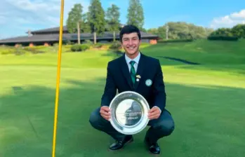 El caldense Tomás Restrepo con su trofeo como campeón del Toyota Junior Golf World Cup disputado en Japón. FOTO TOMADA FEDEGOLF