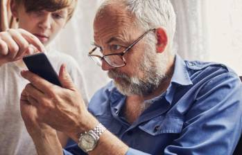 La falta de habilidades digitales en personas mayores incrementa la dependencia de terceros al realizar trámites de todo tipo. FOTO Getty