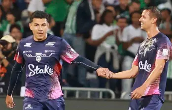 Emilio Aristizábal celebra con Andrés Ricaurte uno de sus goles con Fortaleza, el semestre pasado. FOTO MANUEL SALDARRIAGA