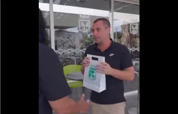 Este es uno de los aspectos de la visita de Antonio Cassano a la sede de Atlético Nacional. PANTALLAZO
