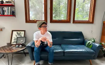 Andrea Gibson fue nombrade poeta laureade de Colorado en 2023, ejerciendo como embajade cultural y promotore de la poesía en escuelas y bibliotecas. FOTO tomada de andreagibson.org