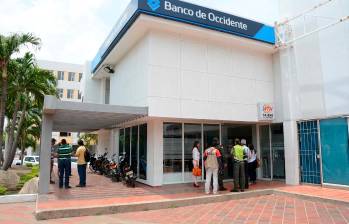 Banco de Occidente anunció una reducción del 50 % en la tasa de interés de sus tarjetas para compras esenciales en las zonas afectadas por el terremoto. FOTO COLPRENSA