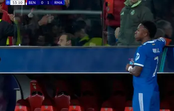 El extremo brasileño Vinícius Junior esperó en el banco de suplentes a que el árbitro tomara una decisión. Foto: captura de pantalla