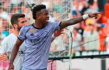 Vinicius señalando a algunos aficionados que hicieron actos racistas en contra de él. FOTO GETTY