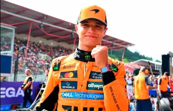 El piloto británico Lando Norris celebra su pole position para el Gran Premio de Bélgica de Fórmula 1, que se disputa este domingo. FOTO TOMADA X@F1