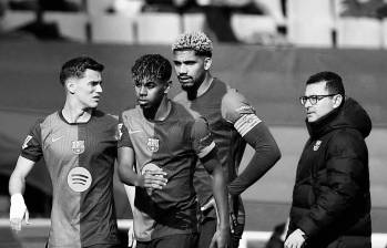 El médico Carles Miñarro García (con gafas en la foto), de 51 años, trabajó con el Barcelona desde 2017. El verano pasado lo subieron al primer equipo FOTO: TOMADA DEL X DE @BarcaUniversal