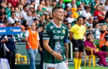 El colombiano James Rodríguez estuvo muy activo en el banderazo de los hinchas de León antes del duelo ante Toluca, este sábado. FOTO TOMADA X @jamesdrodriguez