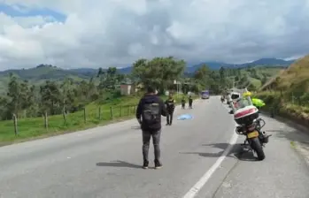 La muerte del joven ciclista ocurrió en el sector conocido como La Variante, una zona rural del municipio de Yarumal, donde residentes alertaron al Cuerpo de Bomberos tras presenciar el incidente. FOTO: BOMBEROS YARUMAL