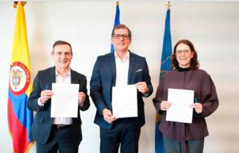 La directora del Instituto Nacional de Cancerología, Carolina Wiesner, junto a los representantes de la ANI y el BID. FOTO CORTESÍA
