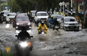 Un fuerte aguacero azotó Medellín y varios municipios del Valle de Aburrá, dejando reportes de granizo. FOTO: Camilo Suárez, EL COLOMBIANO