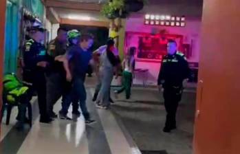 Así fue cómo se produjo la evacuación del docente de la Institución Educativo Lucrecio Jaramillo Vélez el 5 de mayo de 2023, luego de ser señalado de cometer abuso sexual en contra de sus estudiantes. FOTO: CORTESÍA