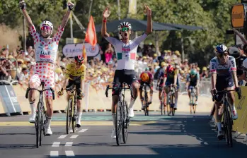 Isaac del Toro, de 22 años y arropado por su líder Tadej Pogacar, logró este domingo su triunfo 30 como ciclista profesional. FOTO X-TOUR DE FRANCIA