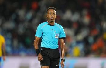 Omar Abdulkadir Artan de 34 años será el primer africano en dirigir en una competencia europea de clubes. Foto: AFP